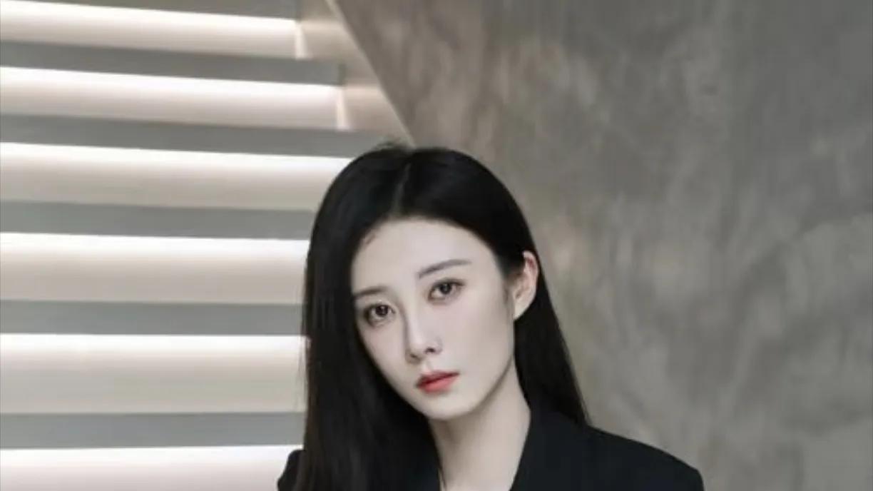 “刘小玲”的扮演者曹斐然戏外竟然这么美，这次终于火了