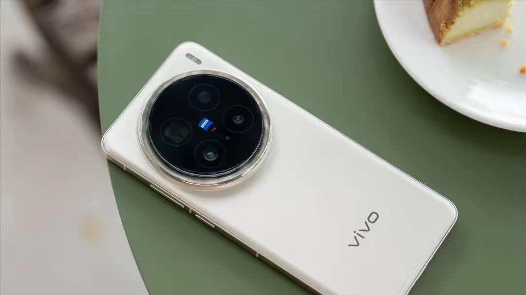 vivo X300Pro曝光，曲面換直屏，2億潛望長焦加持，瞄準實用黨