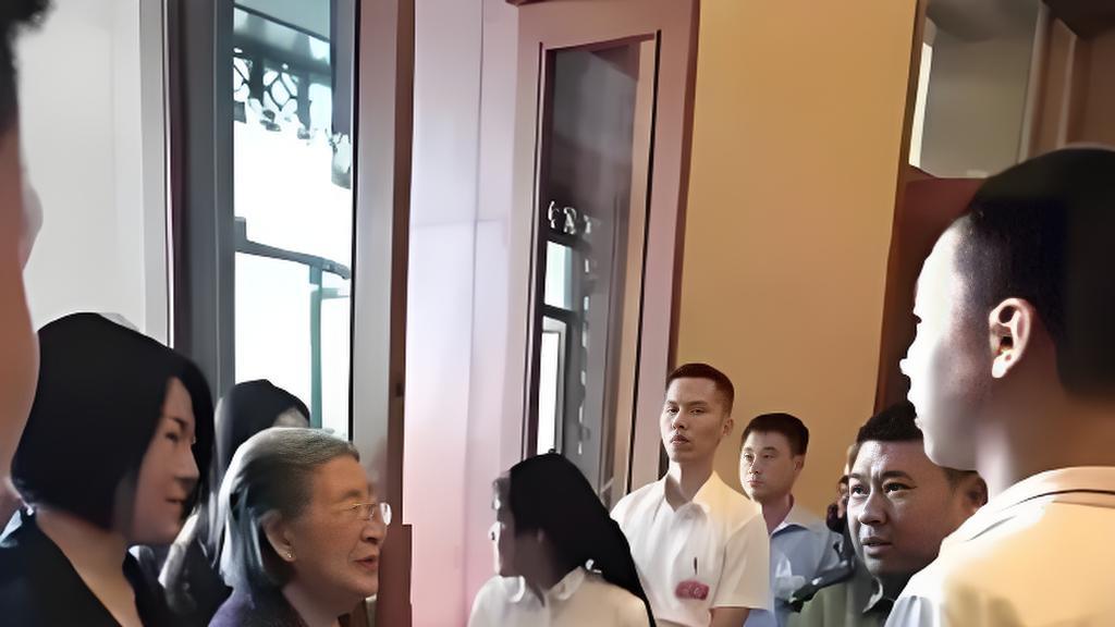 毛新宇看望86岁的姑姑李敏，李敏忍不住哭了，毛新宇也掉了眼泪