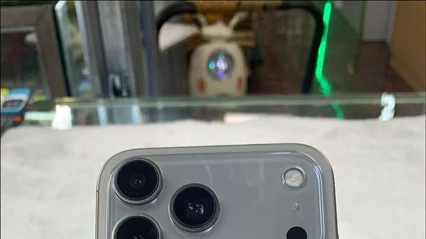 网友秀出华强北版iPhone17 Pro，直接看懵苹果：假得有点真！