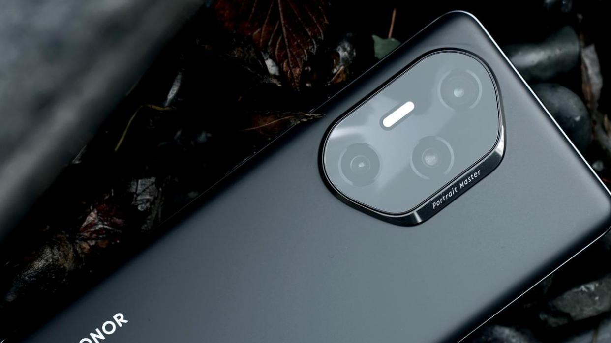 荣耀彻底“摊牌”，高配旗舰突降1050元，50倍变焦+护眼曲屏