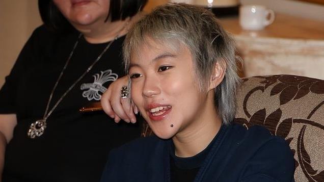 窦靖童：我妈钱多到用不完，但穷苦潦倒的爸爸，却成我如今的心病