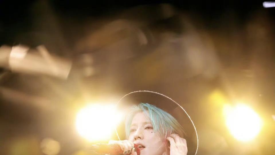 鹿晗扫腿舞引爆全场！这波操作太养眼啦！