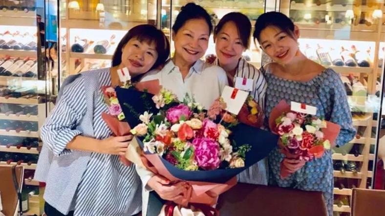 大S价值千万墓地曝光！小S露面身形暴瘦，一双儿女大雨中送别母亲