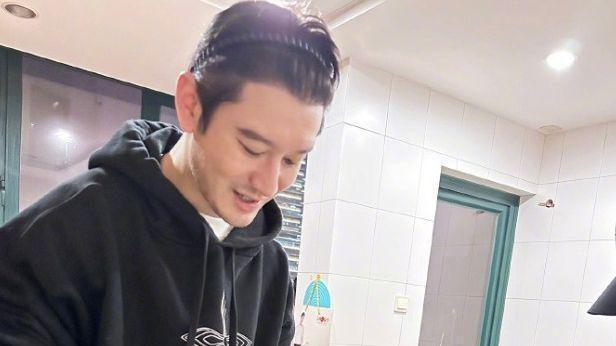 baby除夕晒与儿子合照！8岁小海绵又高又壮，小翘鼻像极了黄晓明