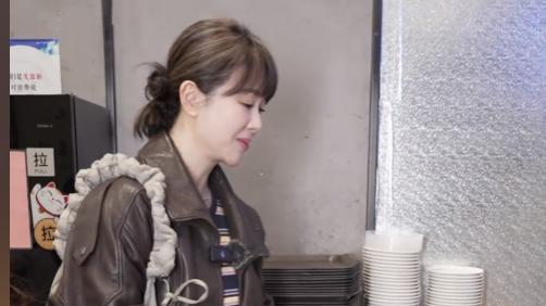 左小青母女挑战喝豆汁！左小青闻都不敢闻，女儿高子淇却连喝两碗