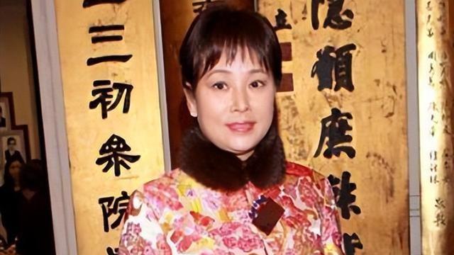豪门女婿不好当？赌王三太庆生照流出，窦骁被网友嘲：桌都上不去