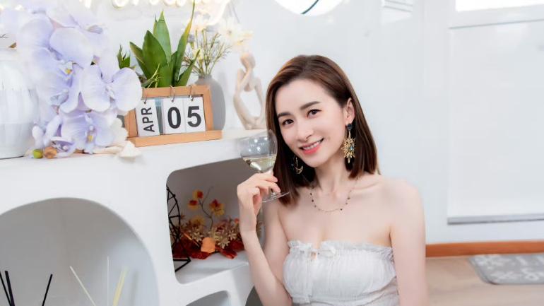 TVB“最美女配角”沈卓盈，曾被指一心嫁豪门，如今41岁依然性感