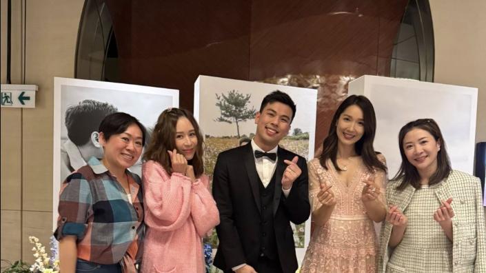 王祖蓝饼印妹妹结婚金器戴满身 蔡少芬张晋邝文珣等圈中好友参加