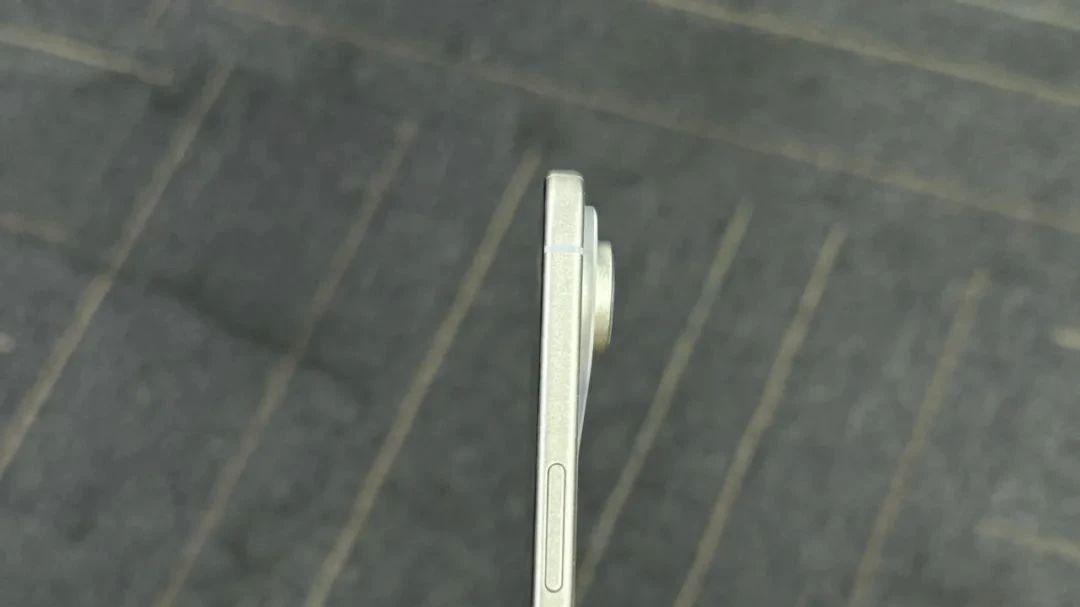 “轻”装上阵，iPhone 17 Air比你的银行卡还薄？