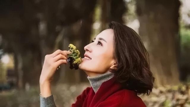 她曾是央视最美主持人，被传为钱下嫁70岁富豪，如今已是大学教授