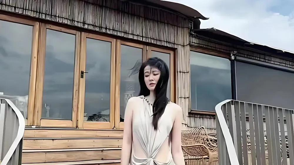 31岁乔欣结婚后现身非洲，系丝巾穿豹纹美背雪白，火辣的像换了个人！