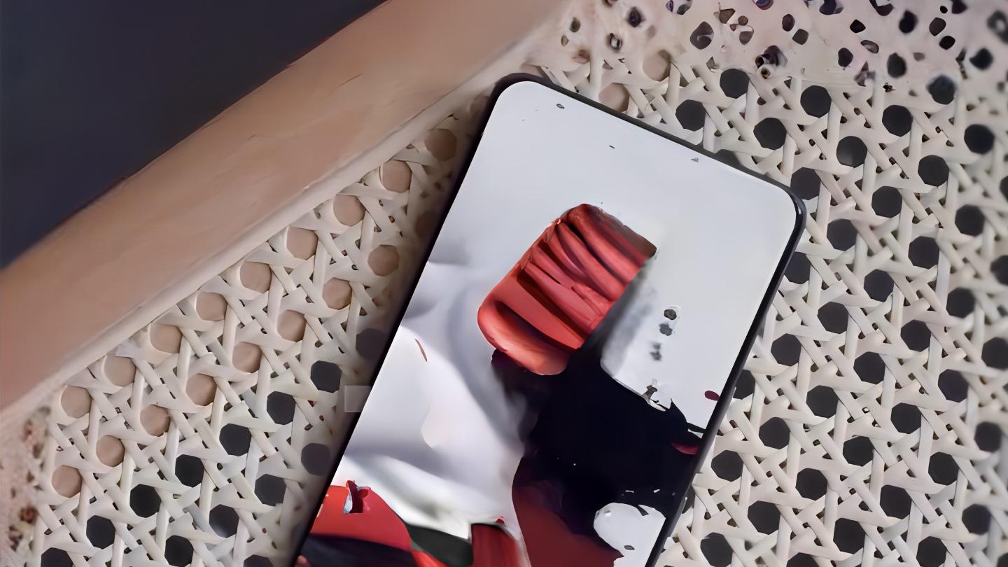 华为Pura90Pro惊艳亮相：零孔屏+24GB运存，原地起飞