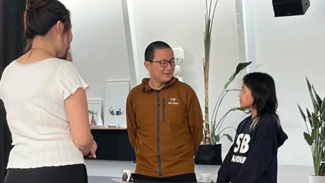 梅婷老公带女儿现身咖啡馆，曾剑长相不帅还显老，但对妻女很温柔