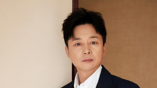 演员刘奕君带着儿子再婚，中年得女后，与儿子一起将她宠成公主！