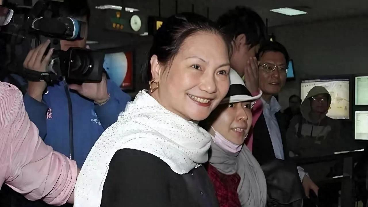 大S遗产遭洗劫一空！S妈要钱、光头跑路、小S女儿戴珠宝…这家人演不下去了