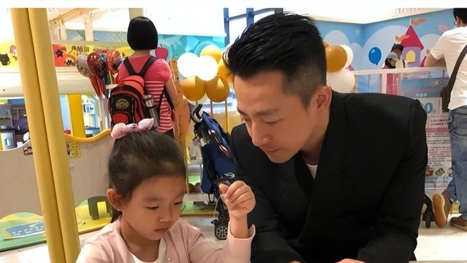 汪小菲晒女儿笑脸，大S去世后小玥儿首次露出笑容，汪小菲仿佛老10岁