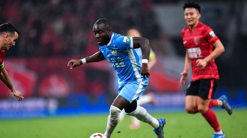 中国足球太奇葩了！阿奇姆彭没哭 太老实了！球迷：海牛扔瓶子被罚空场太冤了