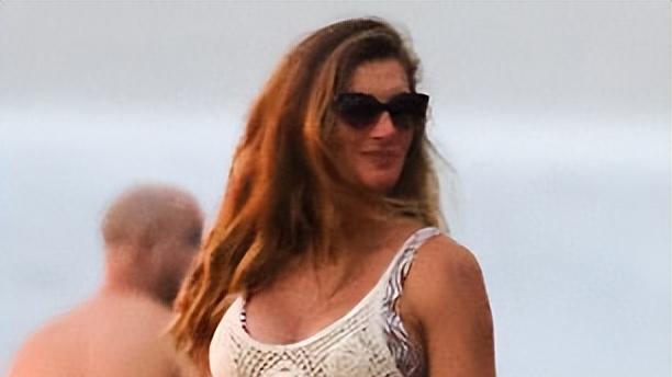 44岁吉娘娘三胎孕肚海边度假，35岁小男友陪伴，光着肚皮秀身材