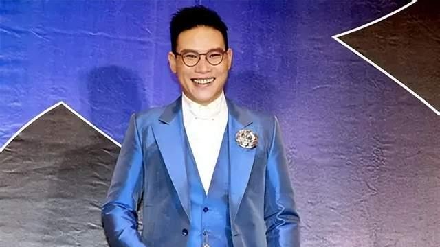 香港男歌手疑背妻偷食！十指紧扣密会年下女，与妻结婚多年无绯闻