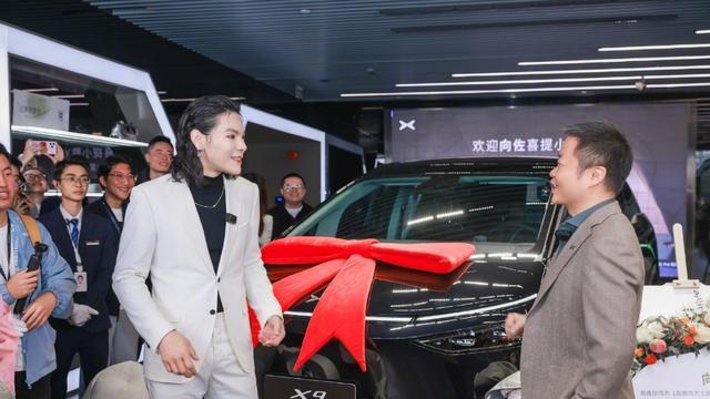 向佐真懂浪漫！小年夜送郭碧婷豪车做衣帽间，亲自为老婆涂口红帅