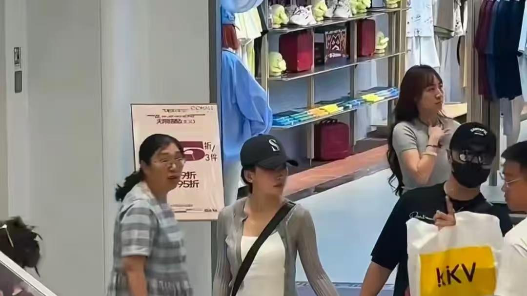 汪峰女友森林北日本逛药店，无P照暴露真实身材，网友：这才是她！