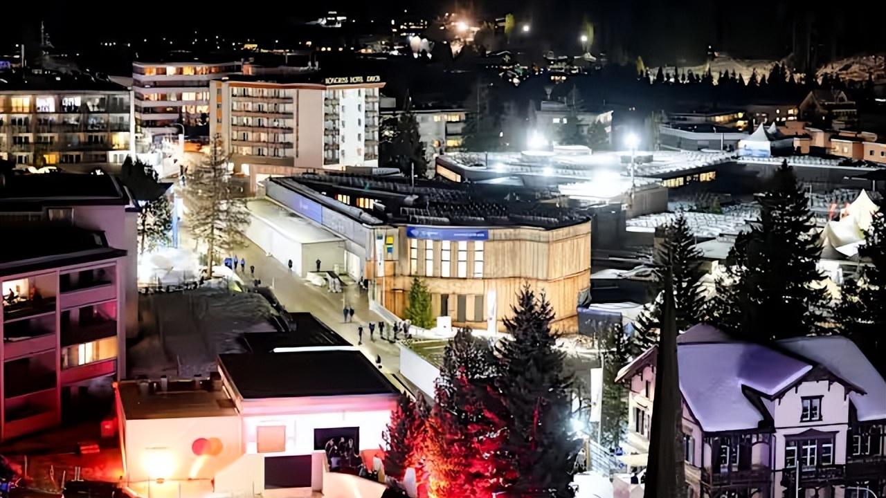 馬斯克的女友高調(diào)亮相，在聚會(huì)上與伊萬卡和貝索斯聊天