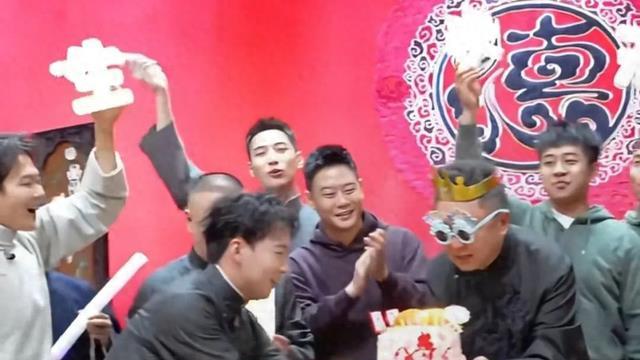德云社于谦迎来56岁生日，与观众一起度过，徒弟郭麒麟送上蛋糕