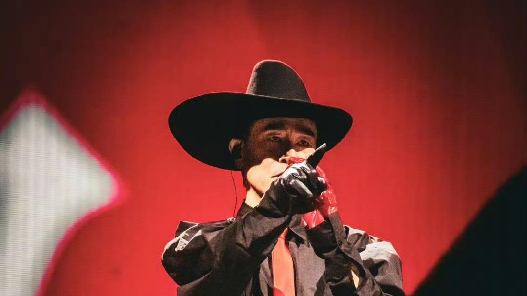 《陈小春：一个人的“披荆斩棘”公演？那是演唱会大秀！》