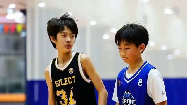 邓超一家外出，14岁等等瘦成“竹竿”，右腿一瘸一拐疑似受伤