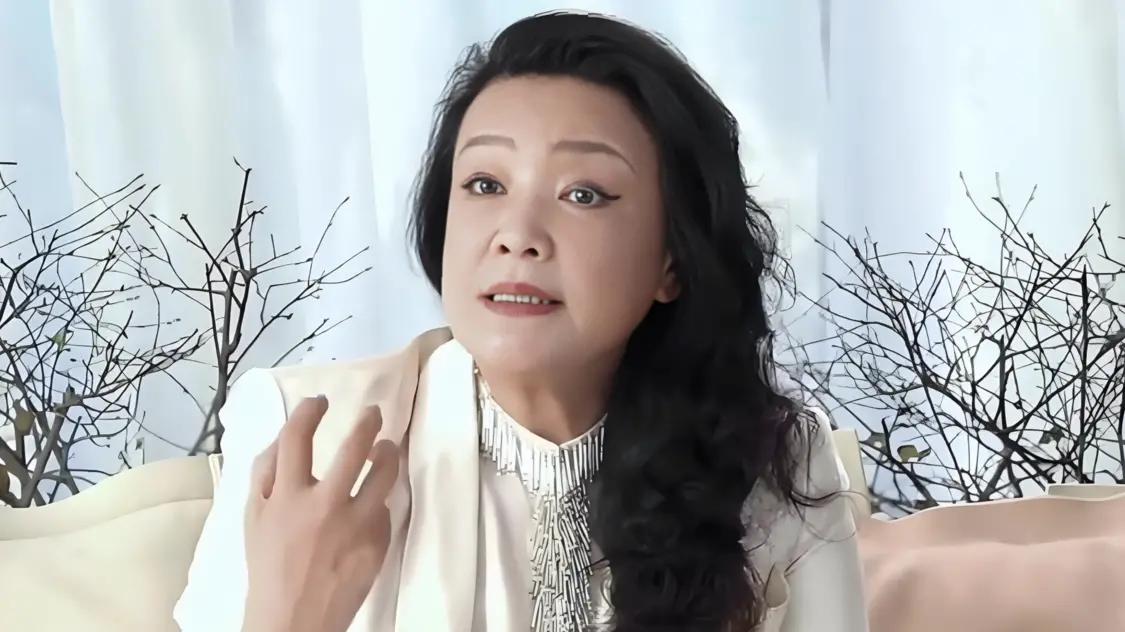 汪小菲直播失控怒骂张兰！包机谣言引爆母子矛盾，背后谁在操盘