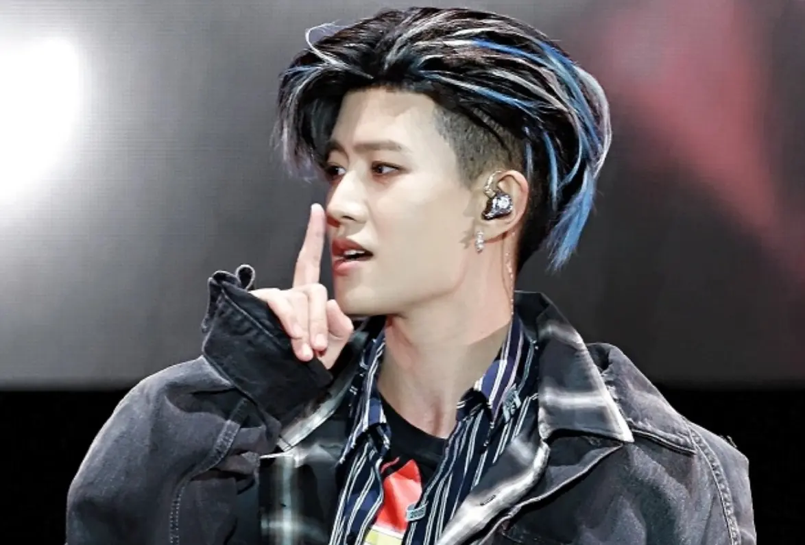 任嘉伦蓝灰挑染，帅气造型亮相北京音乐节，好身材藏不住了