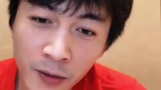 陈晓直播频叹气：都懂，但说出来就完了！曝曾从高层车上跳车受伤