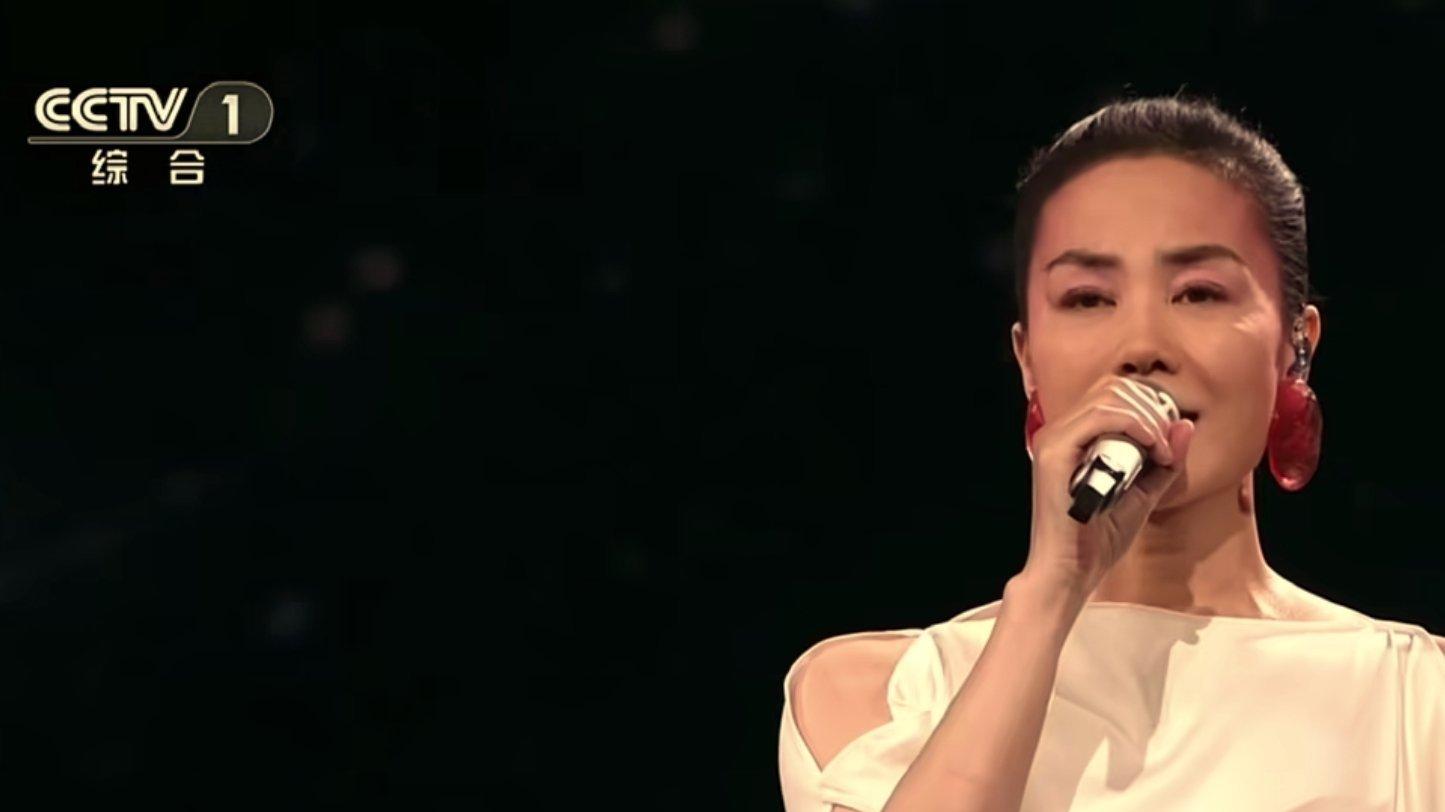 王菲唱完《世界赠予我的》后的这一鞠躬，表明一个时代结束了……