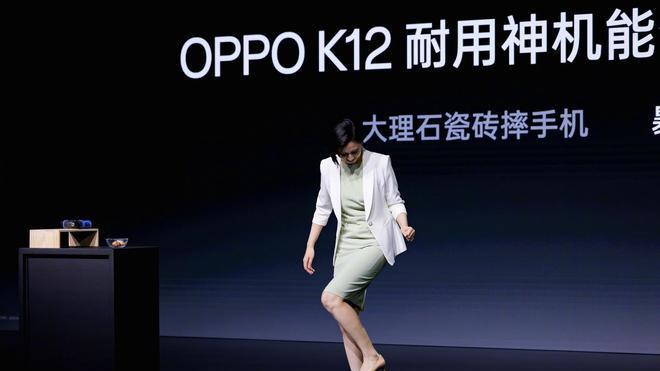 OPPO“最美女产品经理”Monica离职，曾高跟鞋踩手机出圈