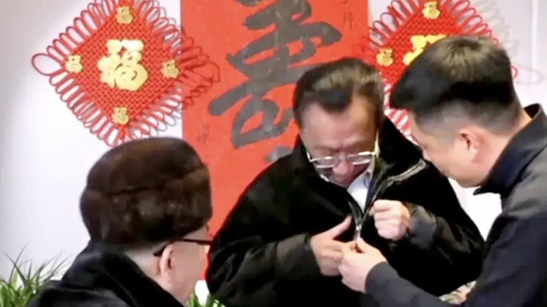 全是戏精啊，杨议送给侯二哥的貂皮大衣，居然他是八十块钱租来的