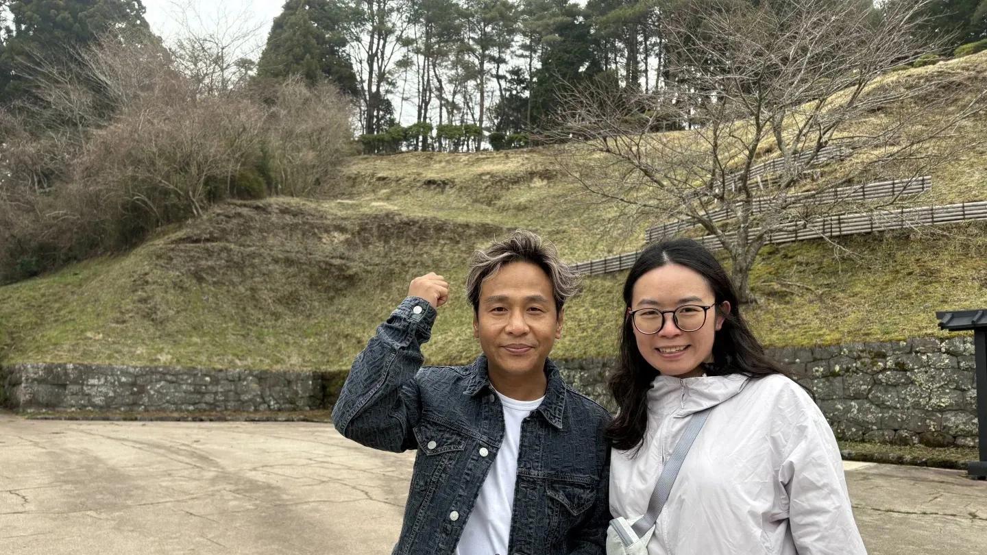 ?44岁宋小宝日本度假大变身！潮装染发引热议，网友：土气还是逆袭？