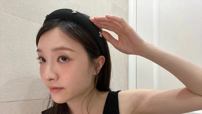 香港歌手林欣彤直播求救，不断重复画面中出现的黑衣人是杀人凶手