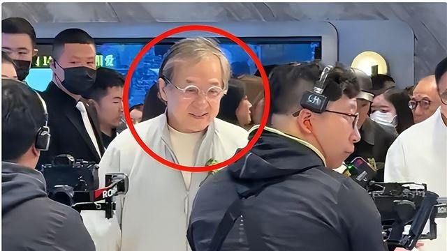 ?北京这夜被“挤到靠边站”的成龙，也让人见识了娱乐圈的人情冷暖