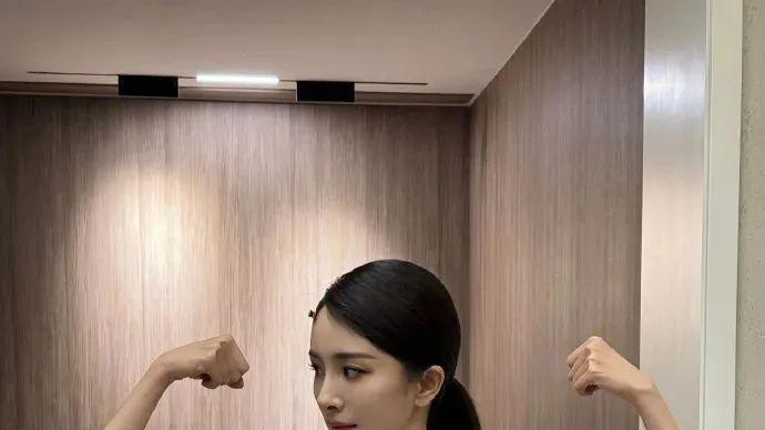 杨幂晒健身照，身材居然比23岁时还更胜一筹