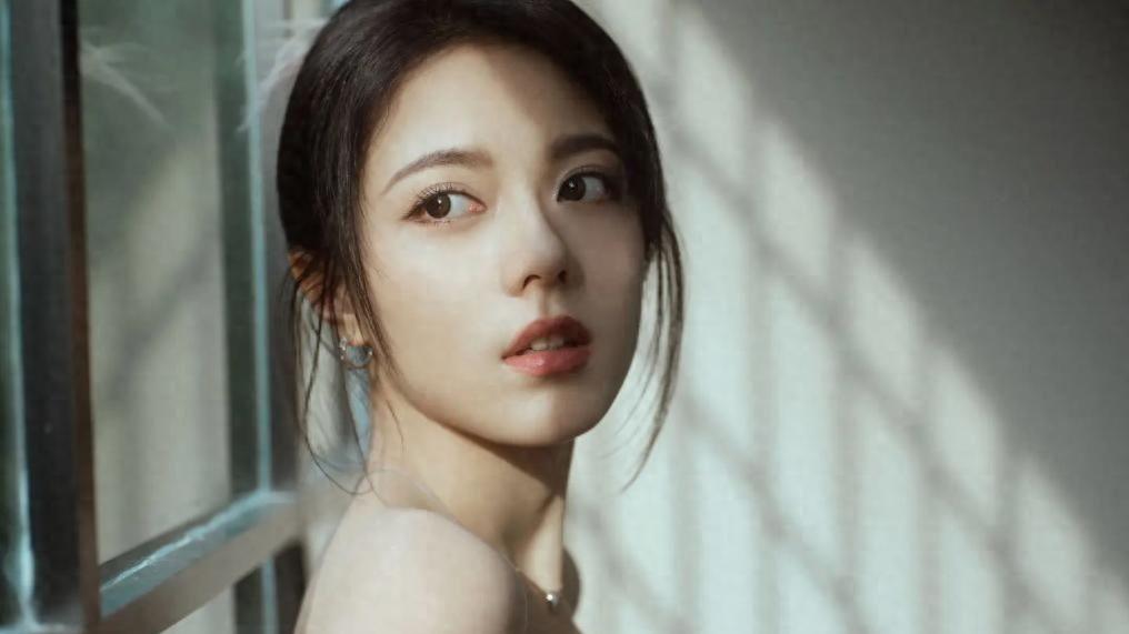 赵今麦穿白色抹胸裙高贵优雅，披夸张披肩气场强大，气质太好了