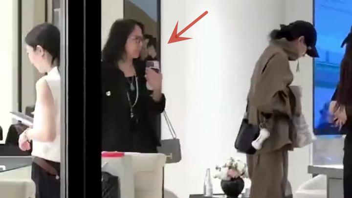 27岁关晓彤与妈妈逛街被偶遇，一身卡其色套装酷成老公姐，又高又瘦长腿吸睛