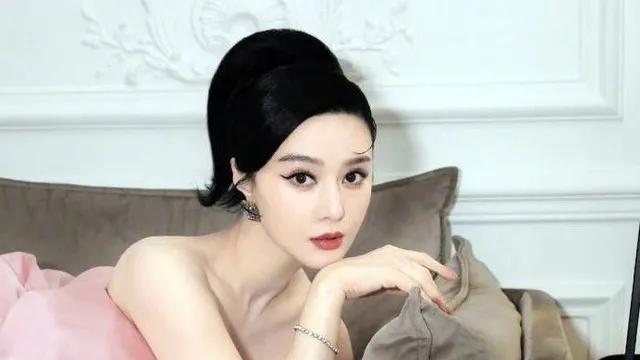 43岁范冰冰饭局照流出，喝酒还吐舌头，素颜温婉大方，和妆后判若两人