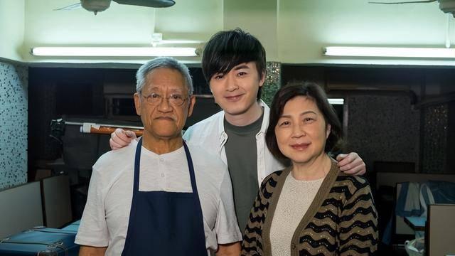 香港老戏骨为患癌老公，花光全部积蓄，获两位影后帮助渡过难关