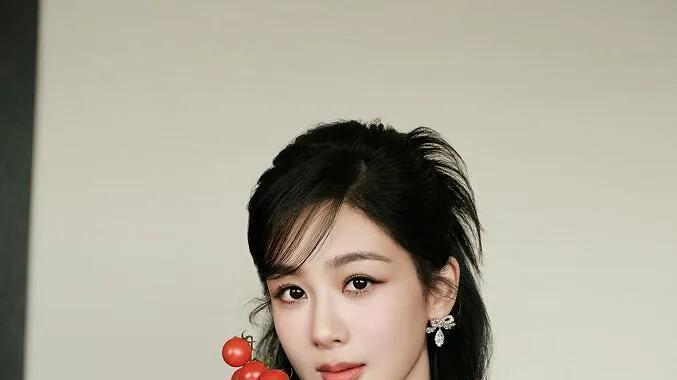 杨紫穿衣太大胆，脖子到肚脐中间开口5厘米，没点身材真不敢这么穿！