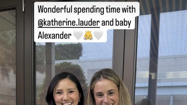 雅诗兰黛一岁半玄孙亮相，中国媳妇抱孩子出镜，打扮素雅难掩气质