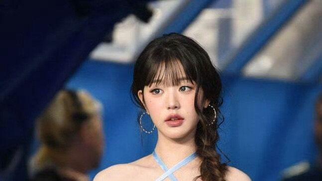 IVE直井怜打脸张元英粉丝，张元英开球服装争议，原来是爱豆设计