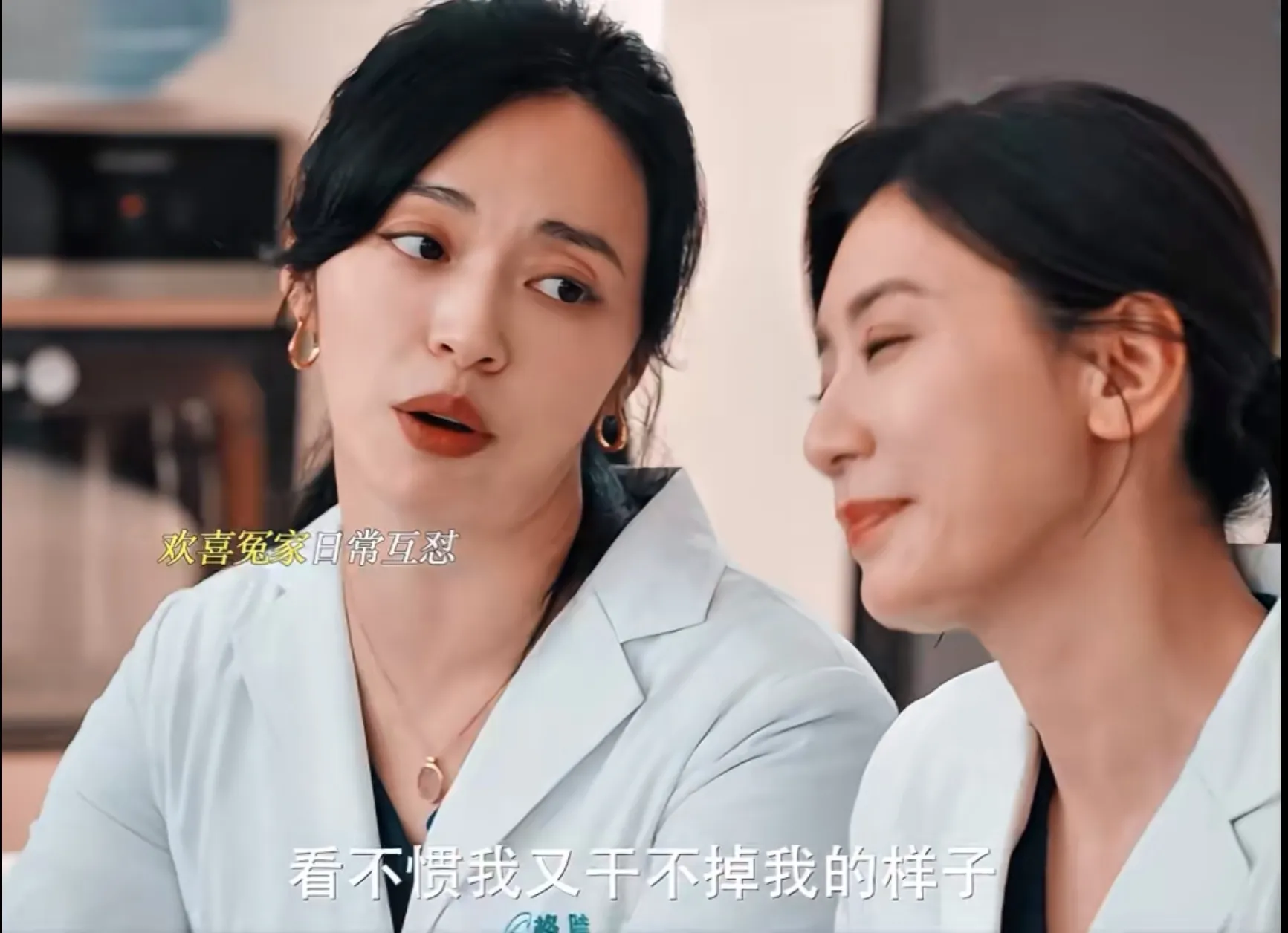 女演员的妈生脸有多重要？看50岁贾静雯与45岁姚晨演医美剧，秒懂