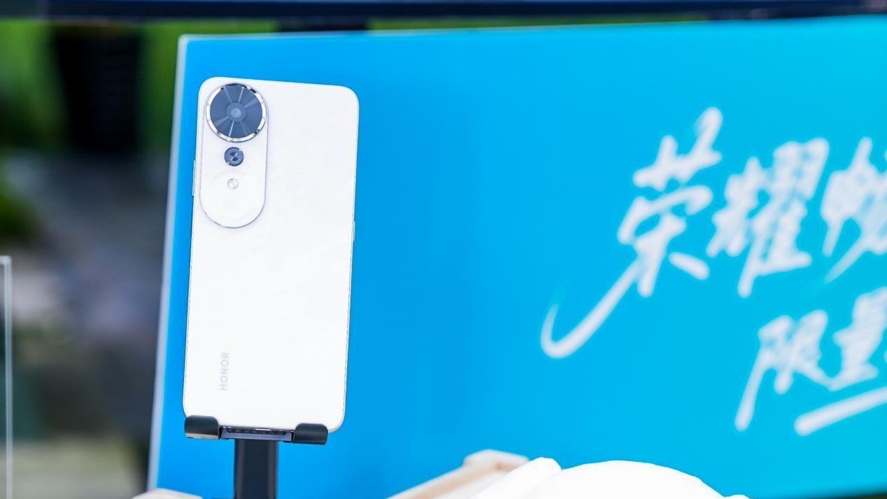 京东携手荣耀发布首款大屏AI手机：一键操作+方言识别