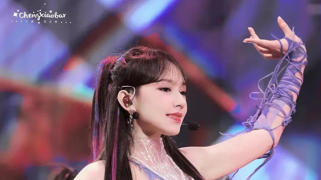程潇舞台腰封夺冠直拍榜！黑纱蝴蝶现场，这姐是内娱逃避BJD吧！